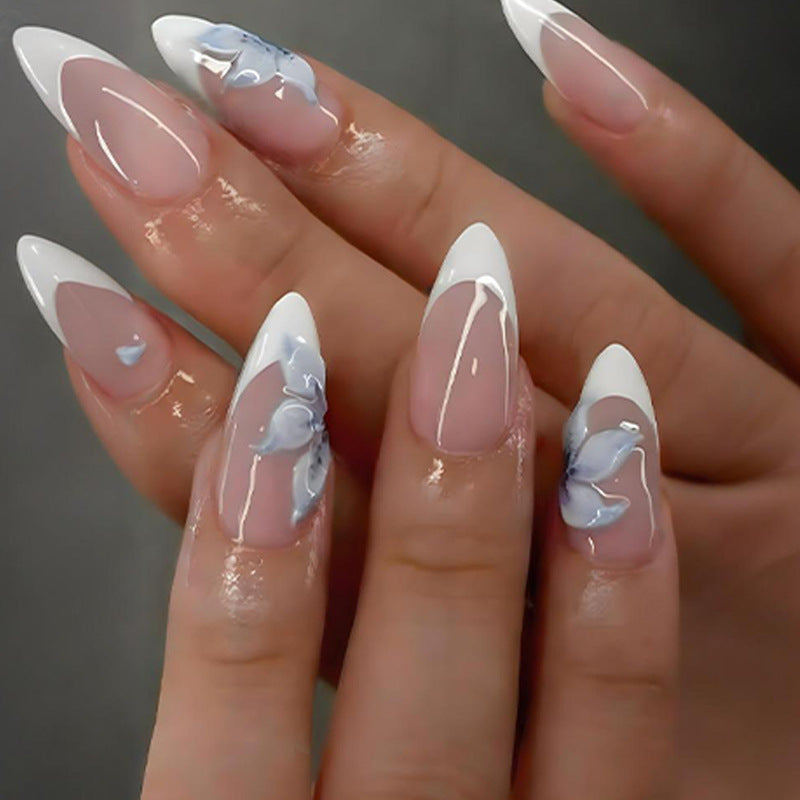 Kunstnagelset mit eleganten, blauen Blütenmotiven Brehn