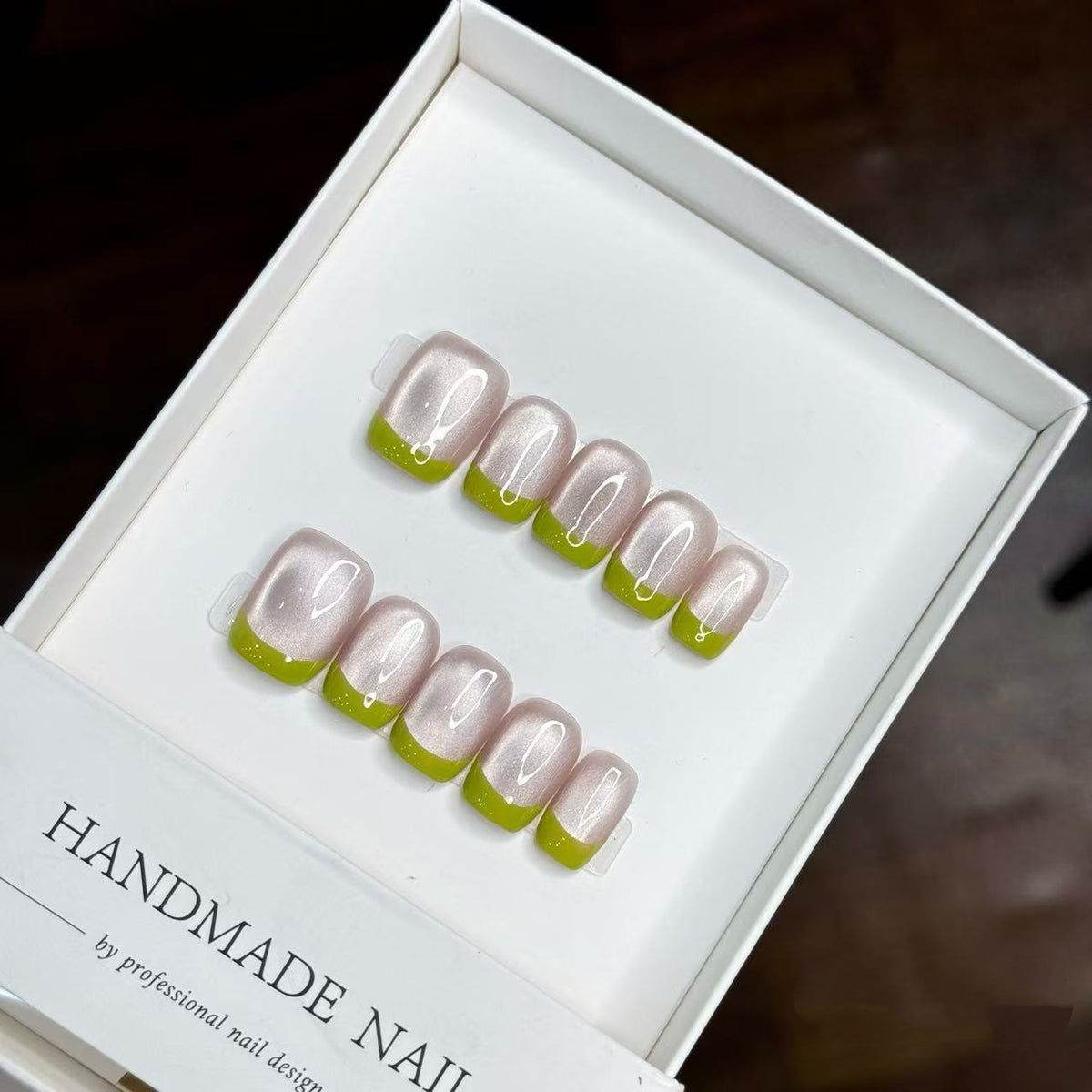 Künstlerisches Press-On-Nagelset mit elegantem glänzendem Finish
