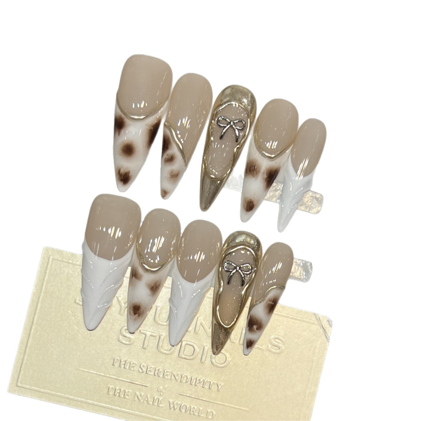 Dekoratives Stiletto Press-On Nagelkunst-Set mit einzigartigen Designelementen Brehn