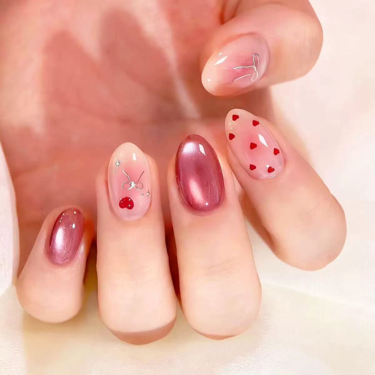 Kunstnagelset mit romantischen Herzen und eleganten Schleifen Brehn