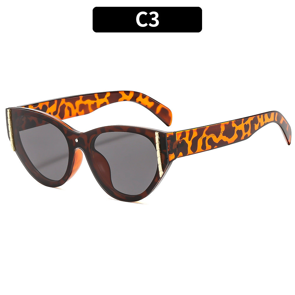 Modische Cat-Eye-Sonnenbrillen mit goldenen Akzenten