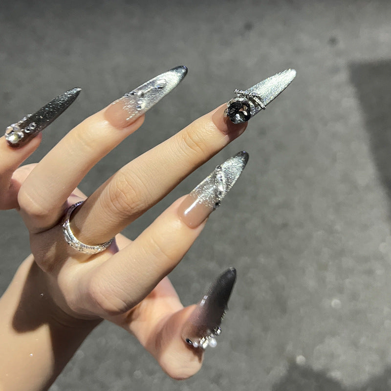 Elegantes Stiletto Press-On Nagelset mit Strassakzenten Brehn