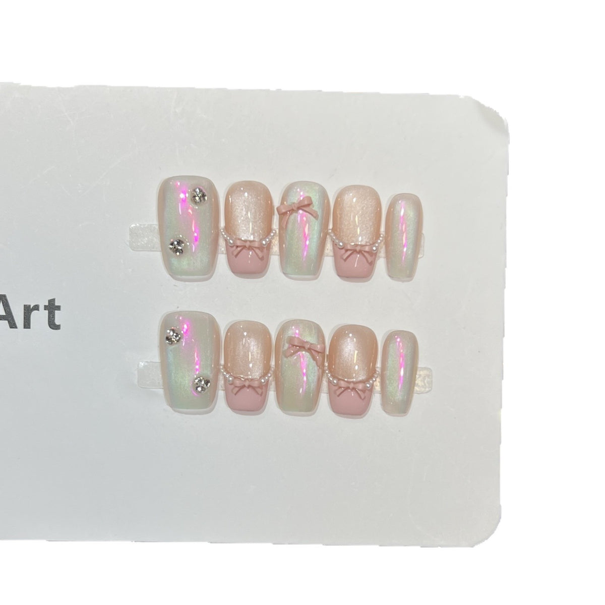 Dekorativer Press-on-Nagelkunst-Set mit künstlerischem Bogen und Perlenakzenten Brehn