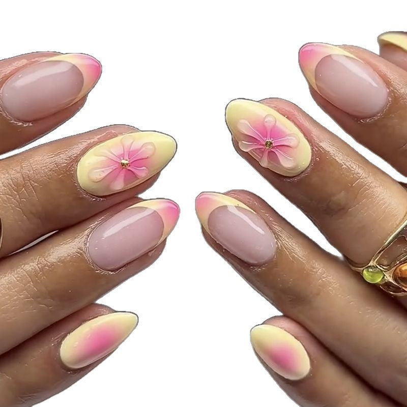 Künstlerische mandelförmige Press-On Nägel mit floralen Akzenten Brehn