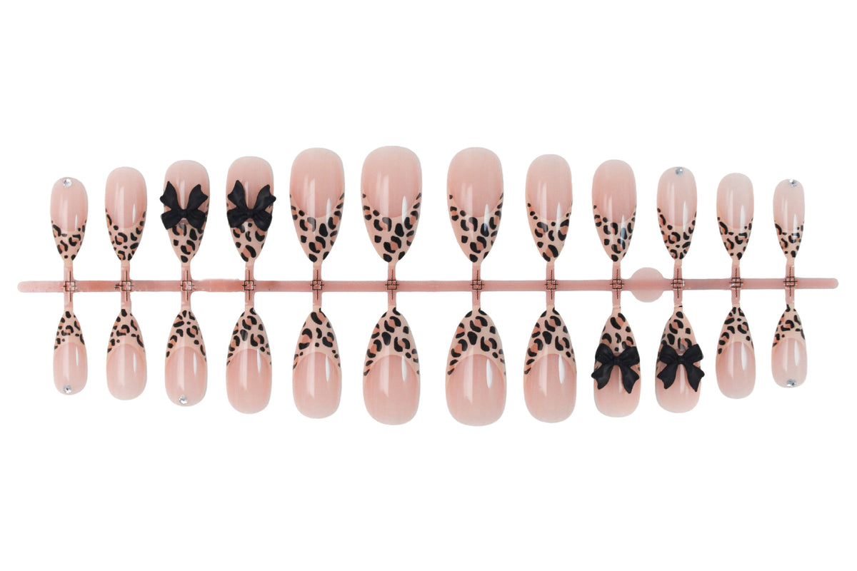 Kunstnagelset mit tierischen Motiven und eleganten Schleifen Brehn