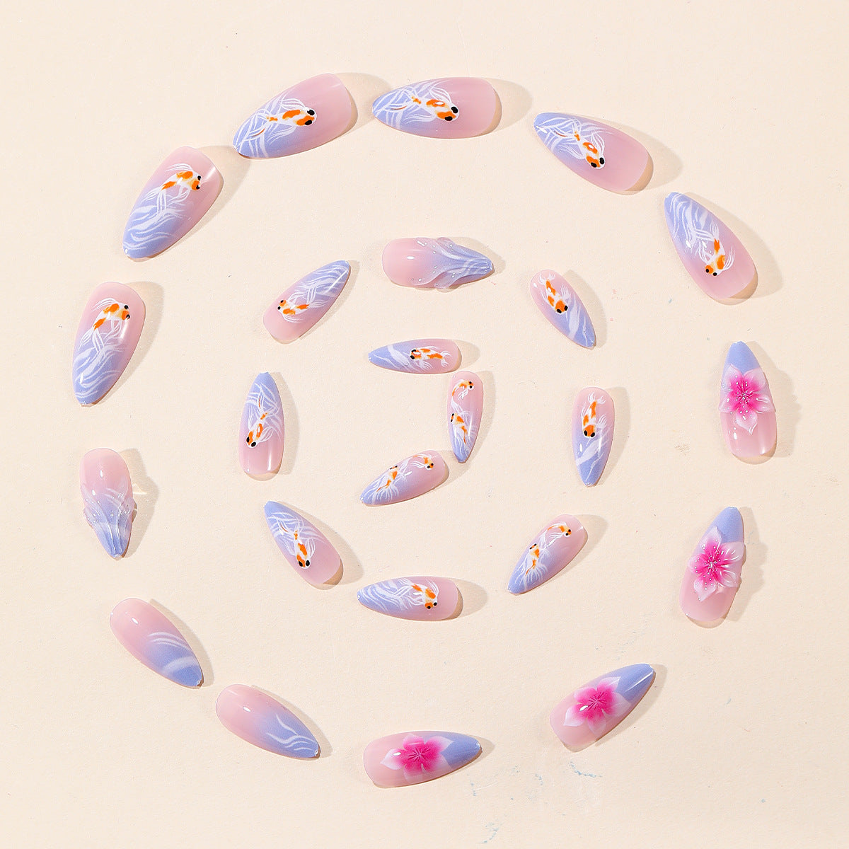 Künstlerische Koi-Fische und florale Nagelkunstverlängerungen Brehn