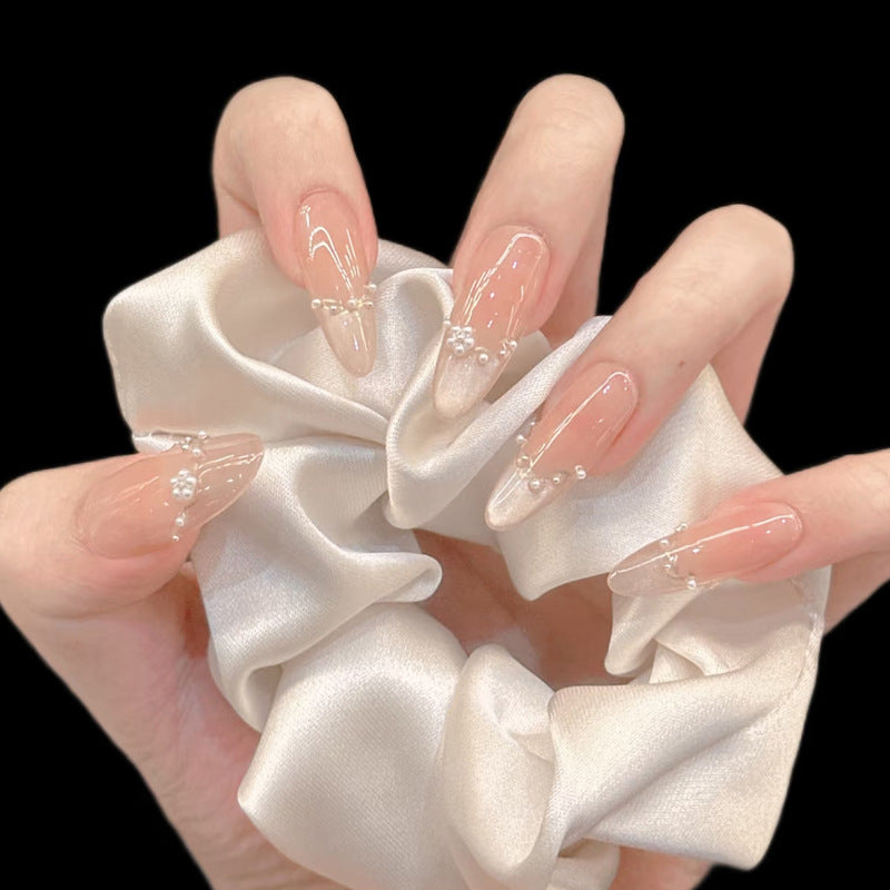 Elegante Stiletto-Press-On-Nagelspitzen mit Perlenakzenten Brehn