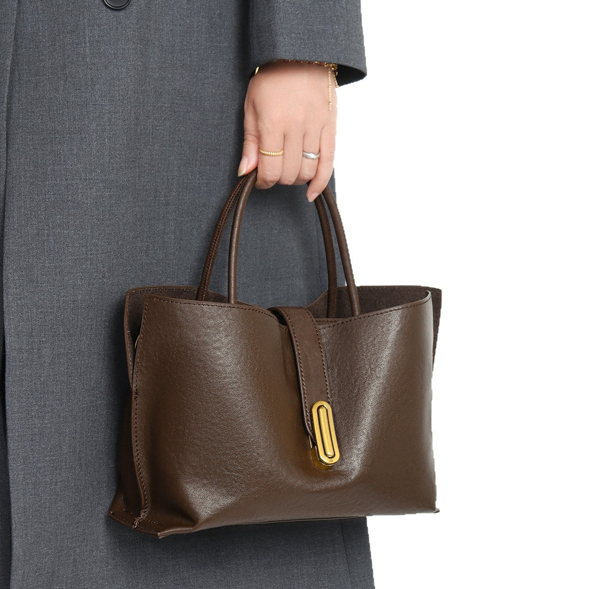 Skulptierte glatte, strukturierte Tasche mit abnehmbarem Schultergurt