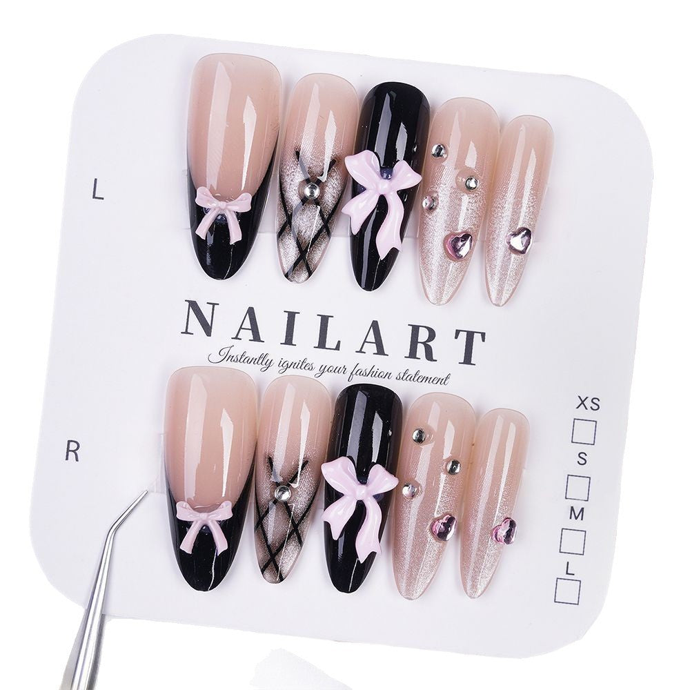 Künstlerisches Press-On-Nagelset mit kreativen Schleifen- und Edelsteinakzenten Brehn