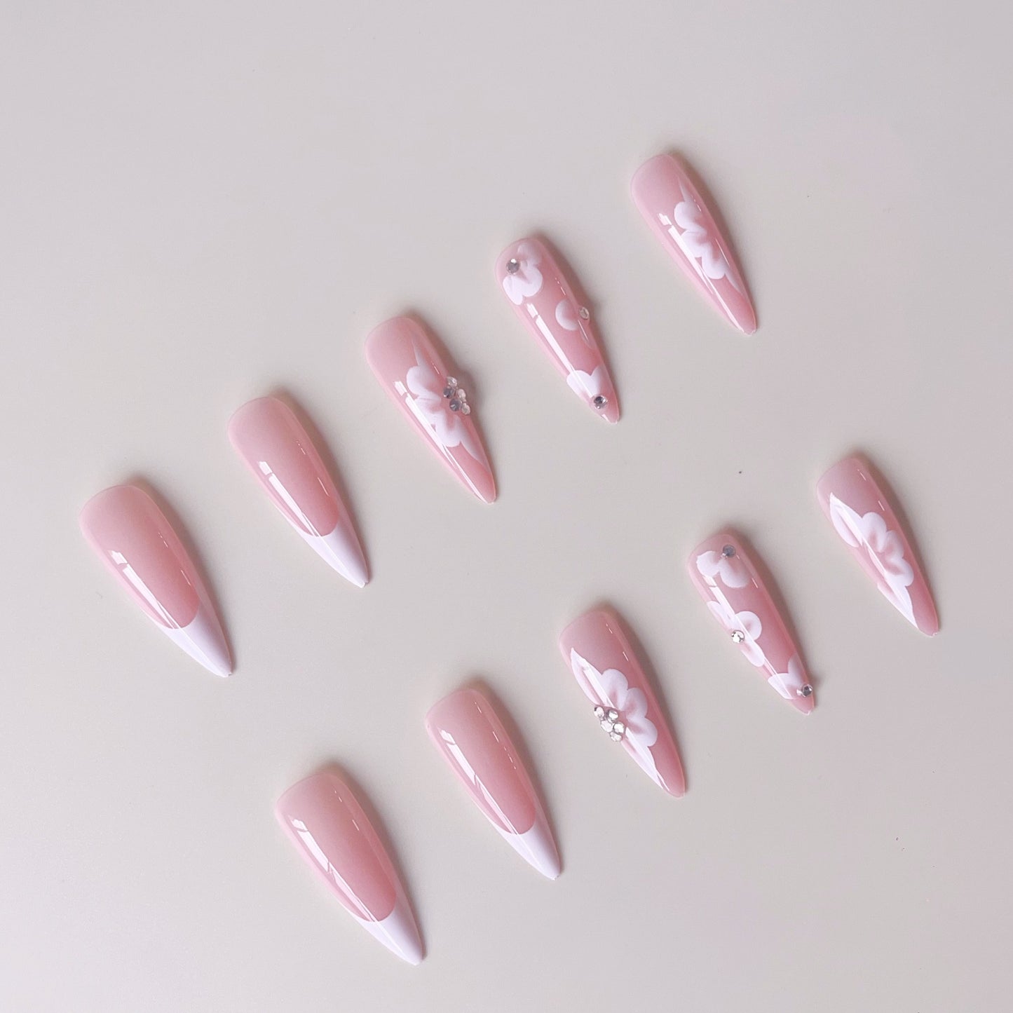 Elegantes Kunstnagelset mit floralem Design und Glitzerakzenten Brehn