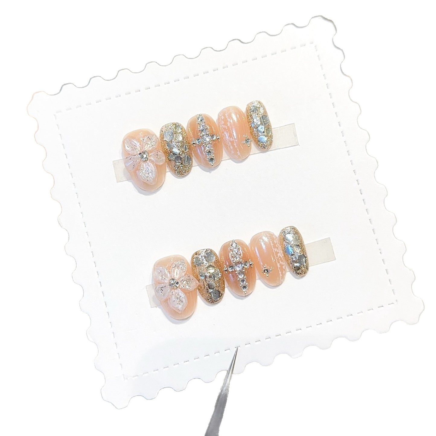 Glamouröse Kunstnägel mit Floralen und Glitzernden Akzenten Brehn