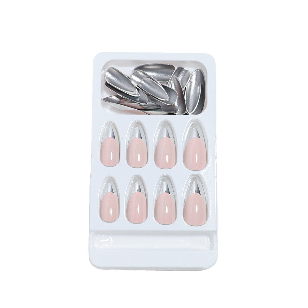 Glänzendes Stiletto Druck-Nagel-Set mit Silber-Akzenten Brehn