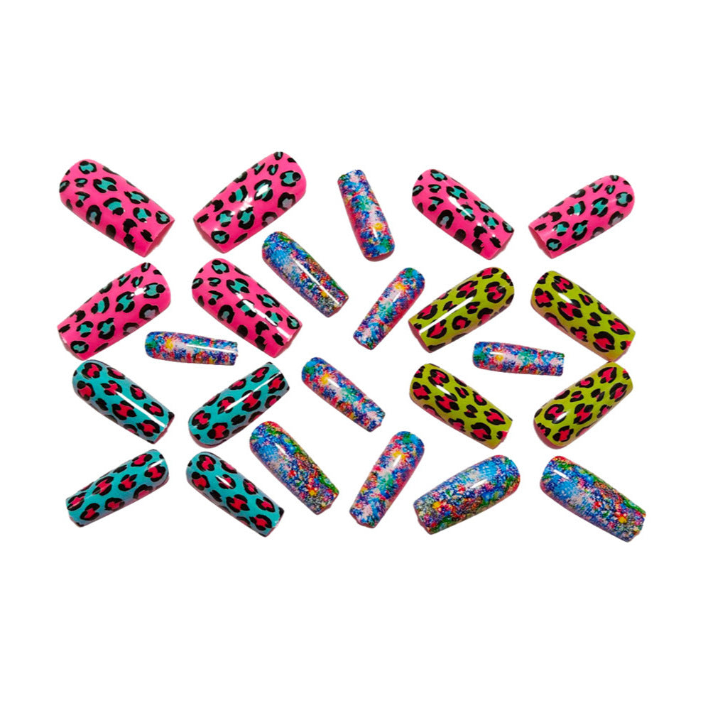 Bunte Kunstnagel-Kreation mit Leoparden-Motiv Brehn