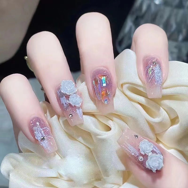 Kunstvolle Nagelkunst mit floralen Verzierungen Brehn