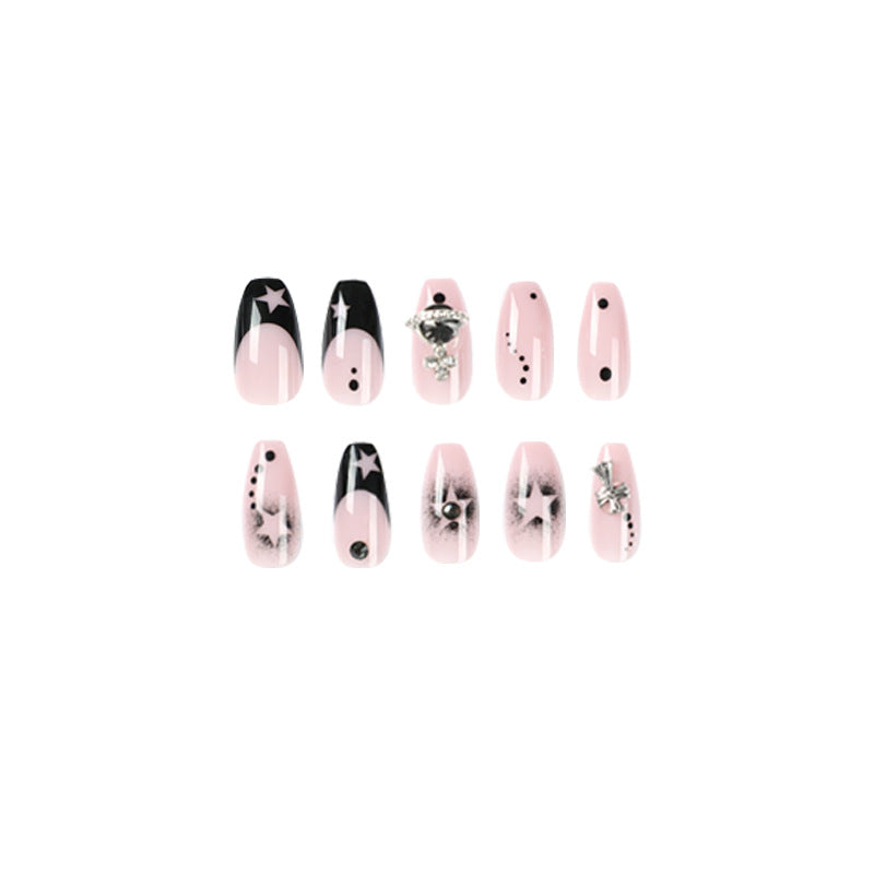 Glamouröse Nagelkunst mit Sternenmotiven und Glitzerakzenten Brehn