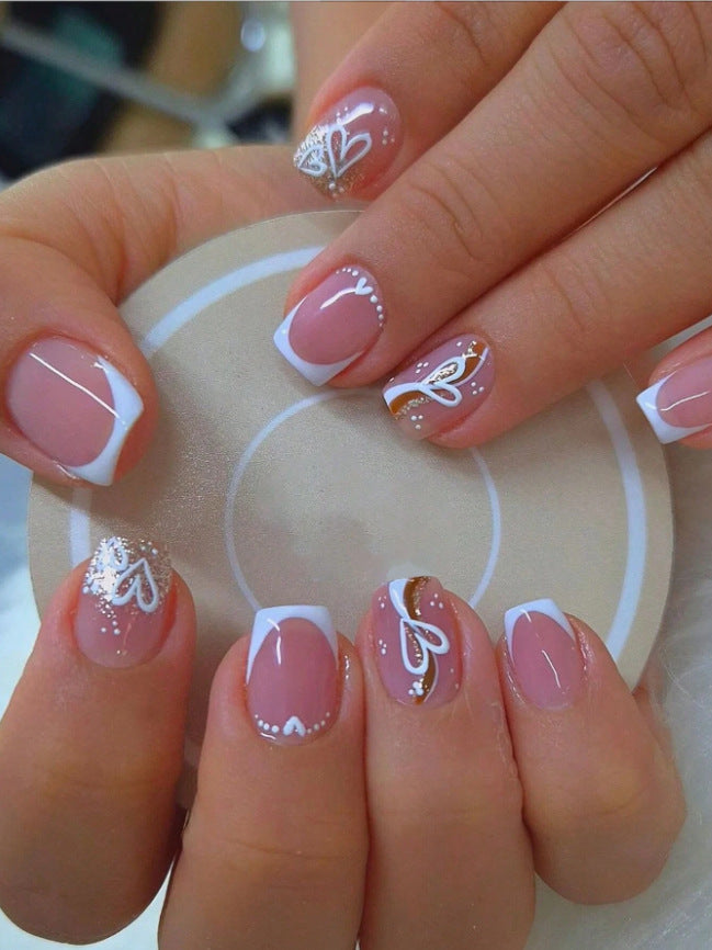 Elegantes herzverziertes Nagelkunstdesign Brehn