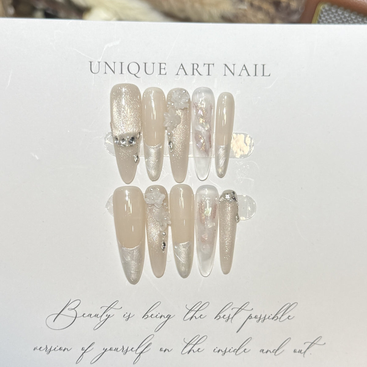 Künstlerisches Langes Press-On Nagelset mit Elegantem Floral Design Brehn