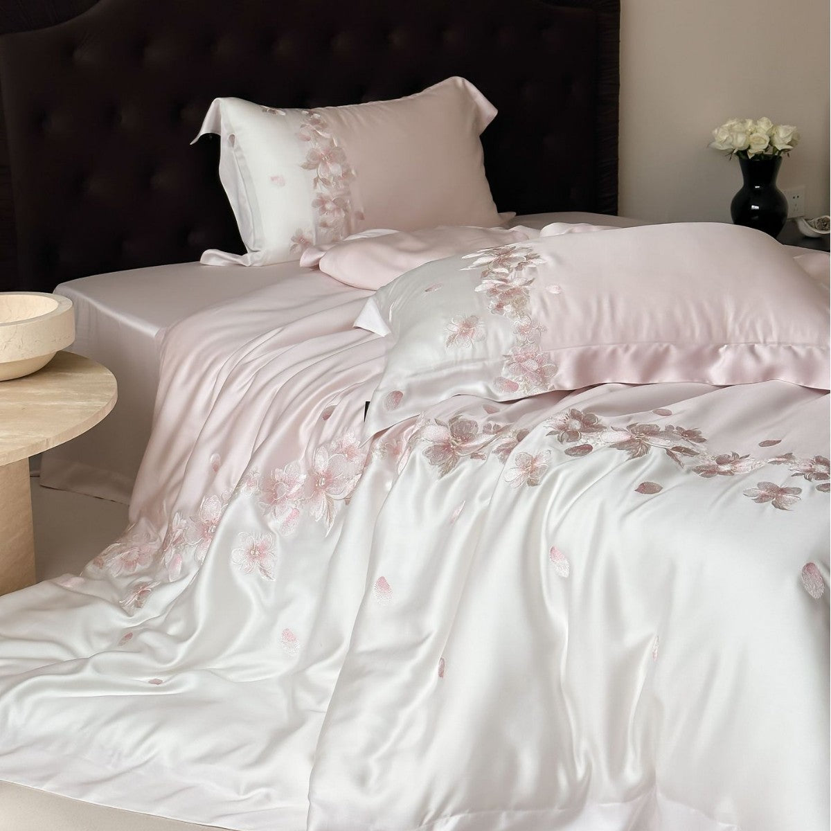 Luxuriöse Satin-Bettwäschegarnitur mit floraler Stickbordüre und seidig glänzender Oberfläche