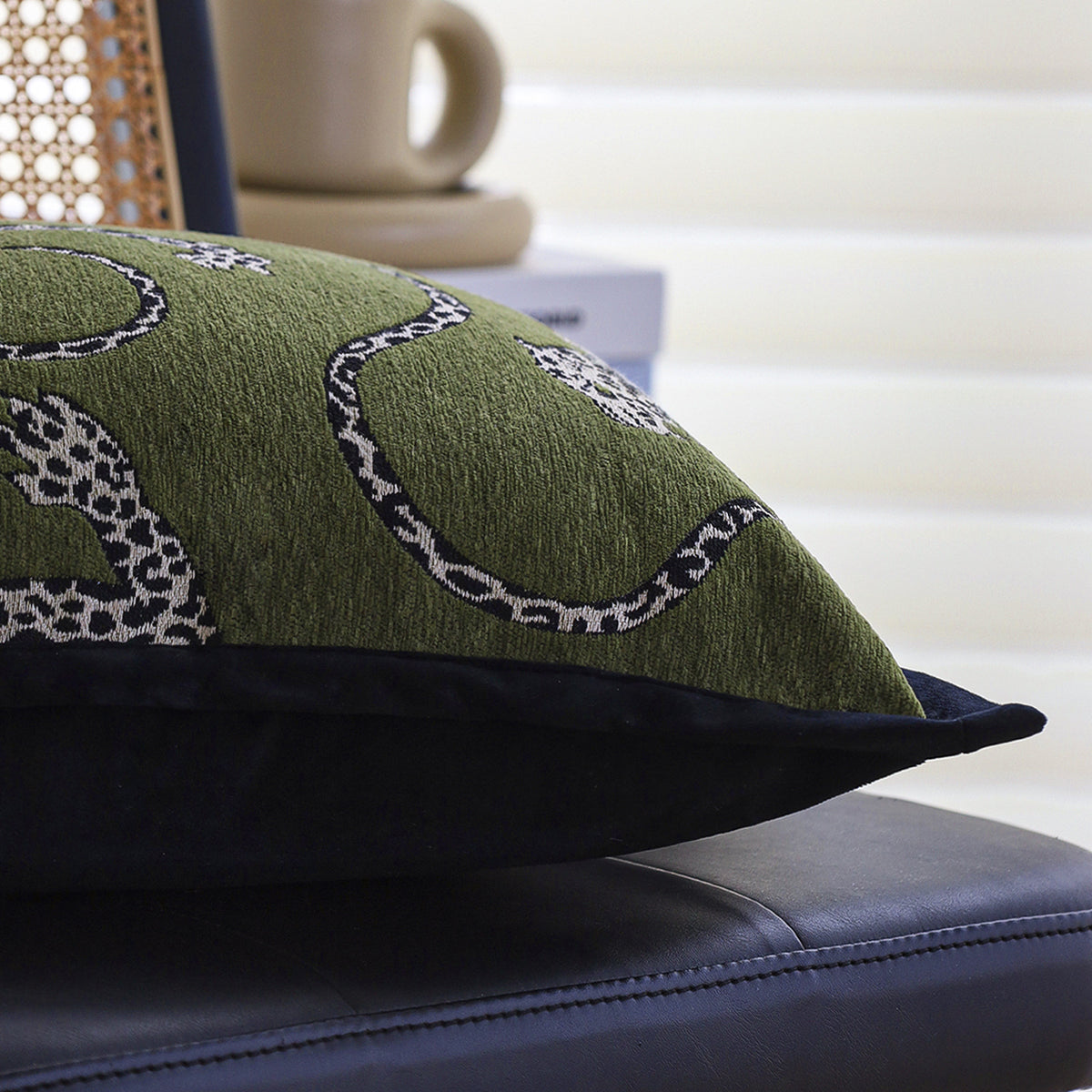 Quadratischer Zierkissenbezug mit gewebtem Leoparden‑Jacquard und Samtbesatz Brehn