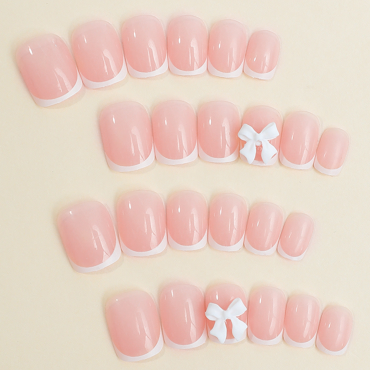 Kunstnagelset mit eleganten französischen Spitzen und romantischen Blütenverzierungen Brehn