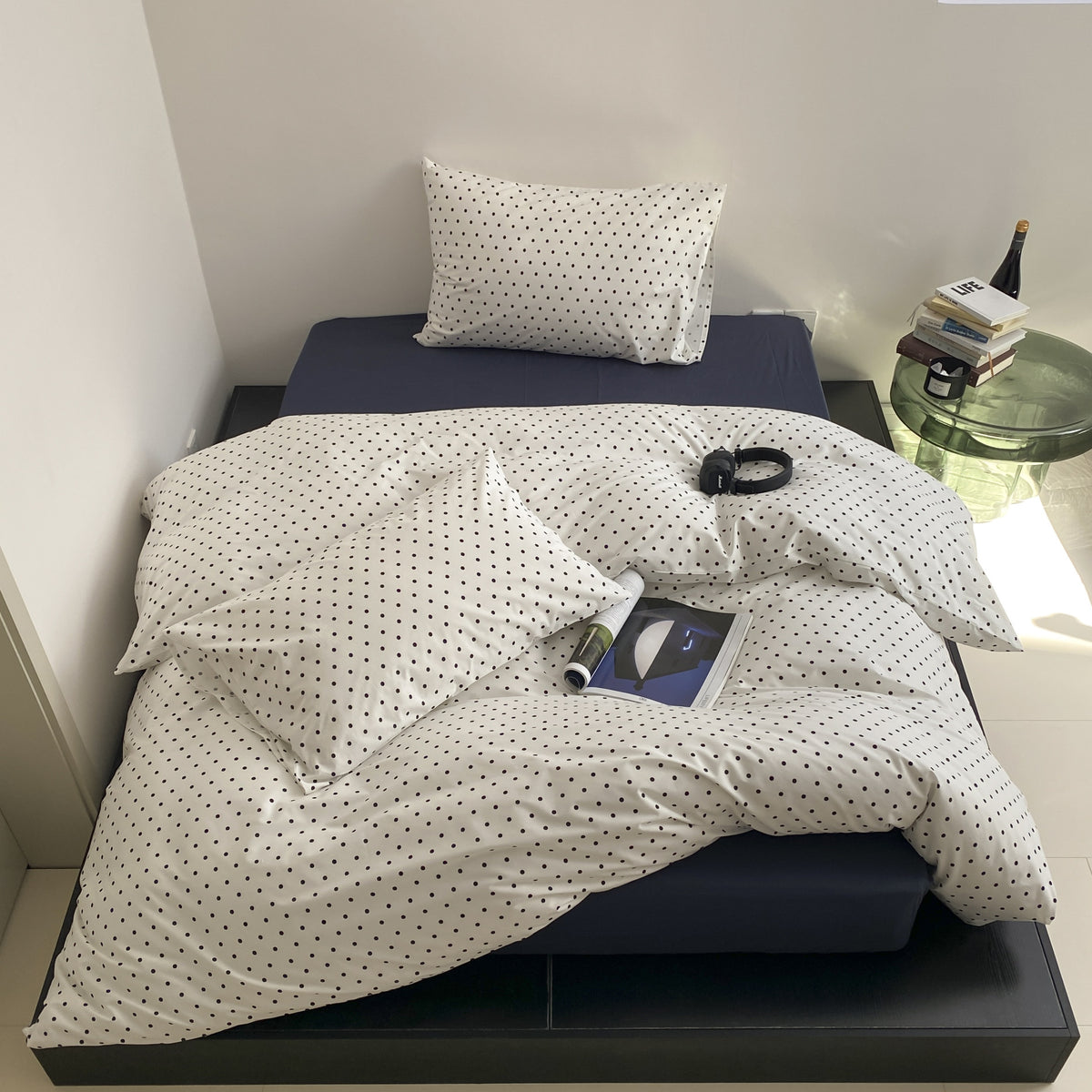 Marineblaue Polka-Dot-Baumwoll-Percale-Bettbezug-Serie mit Umschlagverschluss