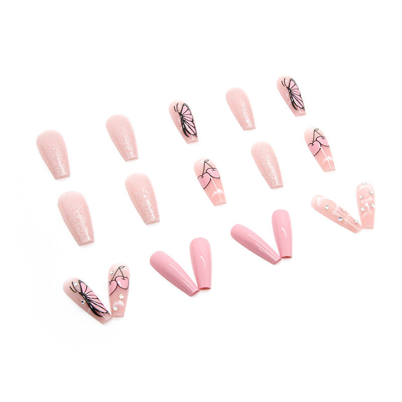Kunstnagelset mit romantischen Schmetterlingsdesigns und Glitzerakzenten Brehn
