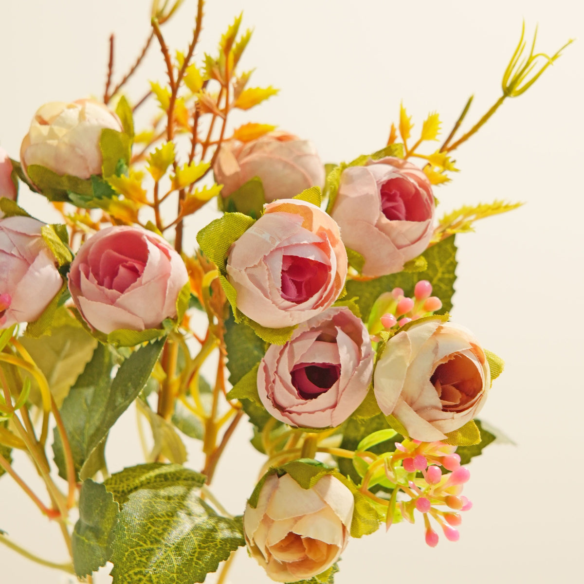 Lebensechte florale Rosenstielanordnung