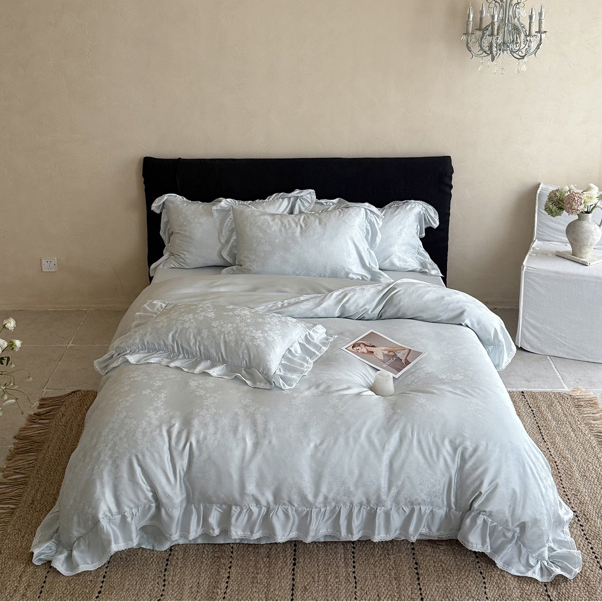 Luxuriöse Bettwäsche-Garnitur aus Mako‑Satin mit Rüschenbordüre und feinem Blumen‑Jacquard Brehn