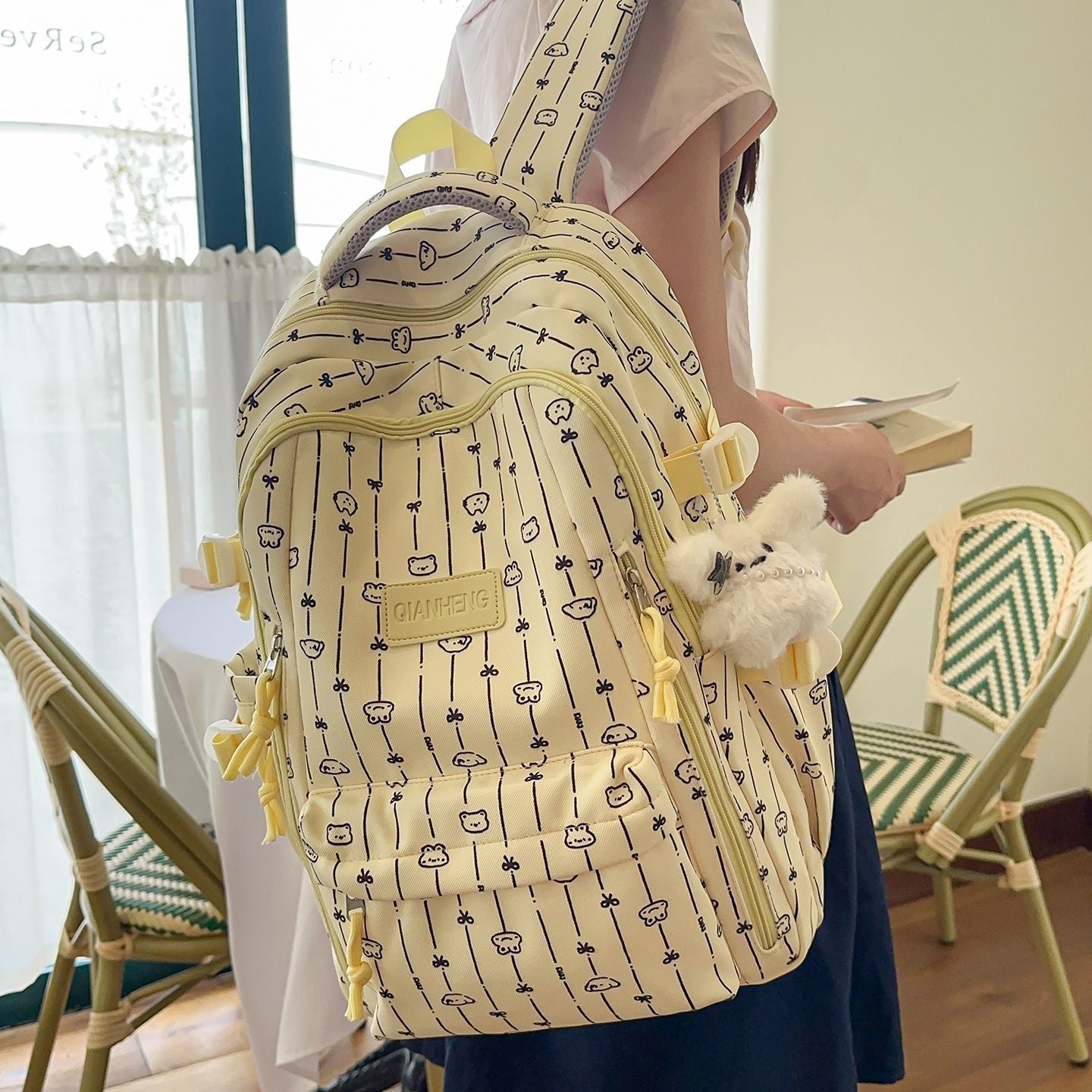 Stylischer Grafikdruck-Schulrucksack