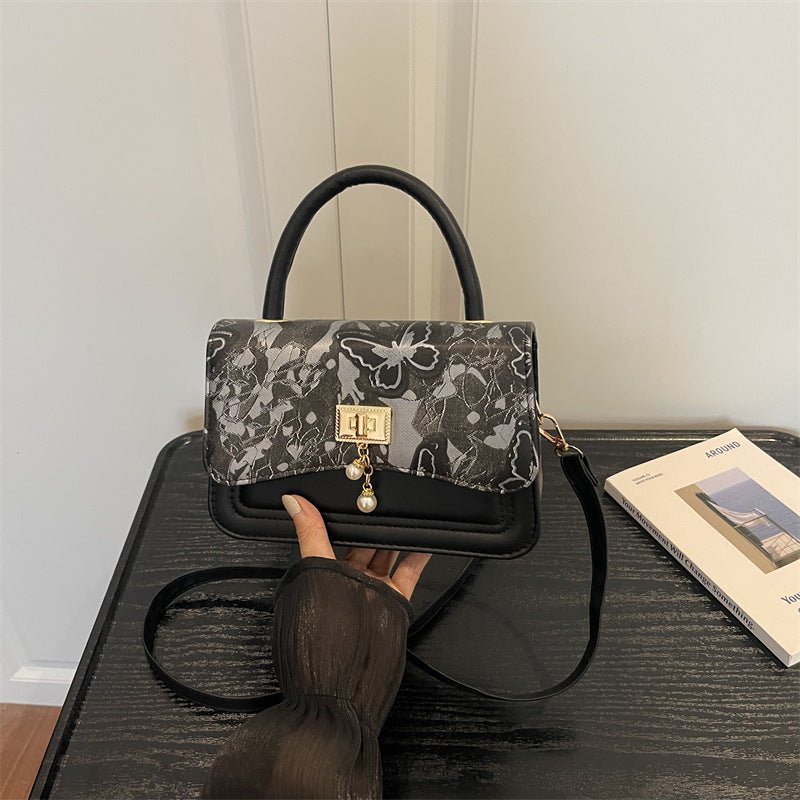 Elegante blumengemusterte Abendhandtasche