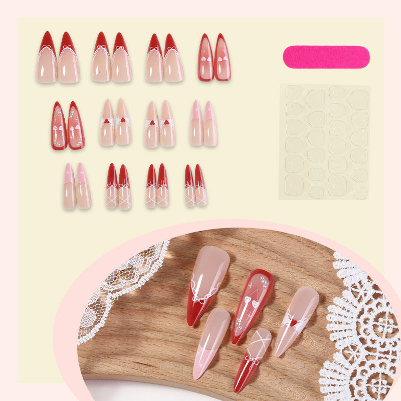 Dekorative Press-On Nagelset mit Herz- und Banddesigns Brehn