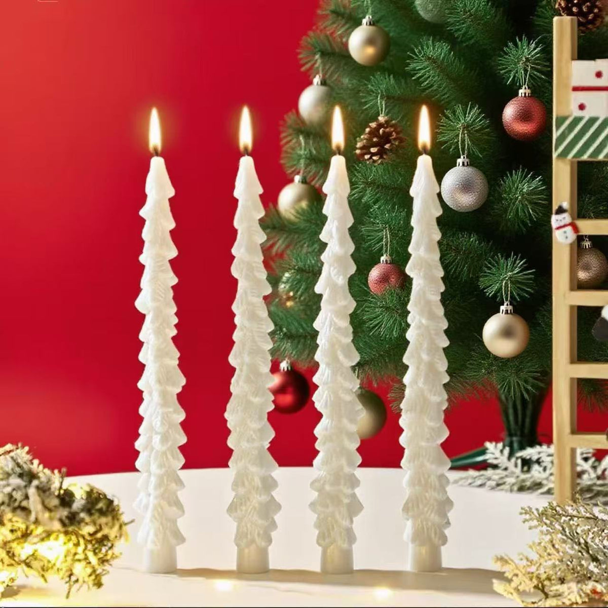 Handgefertigte skulptierte Weihnachtsbaum-Spitzkerze