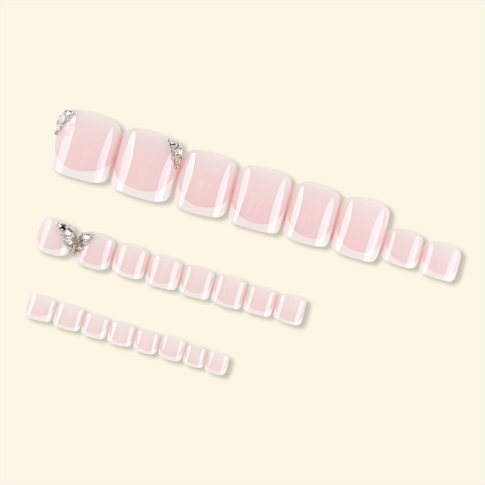 Kunstnagelset mit elegantem French Manicure und Glitzerakzenten Brehn