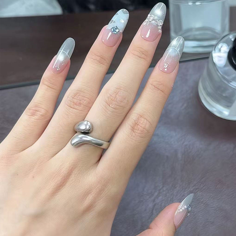 Kunstnagelset mit glamourösen 3D-Details und strahlenden Akzenten Brehn