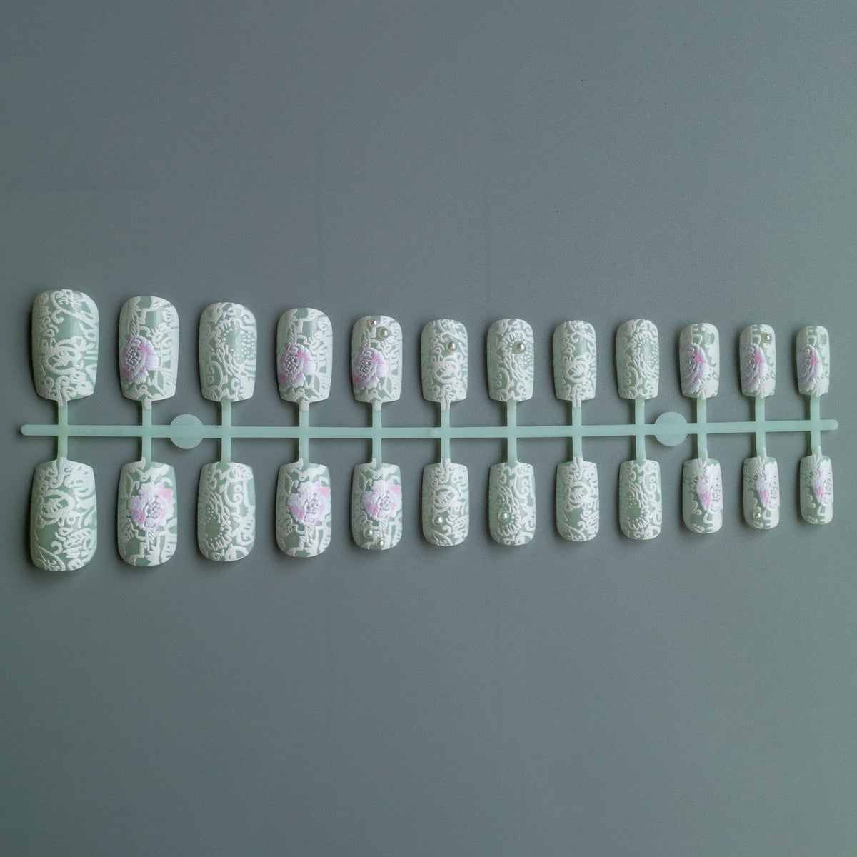 Aufwendige Blumen-Spitzen-Nagelkunst