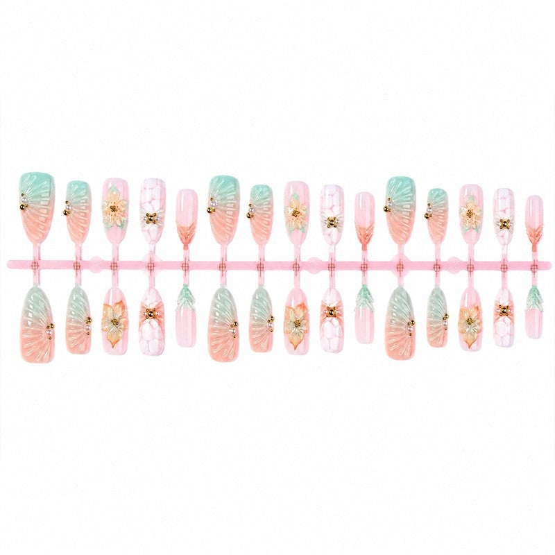 Kunstnagelset mit glamourösen Blumen- und Glitzerdetails Brehn
