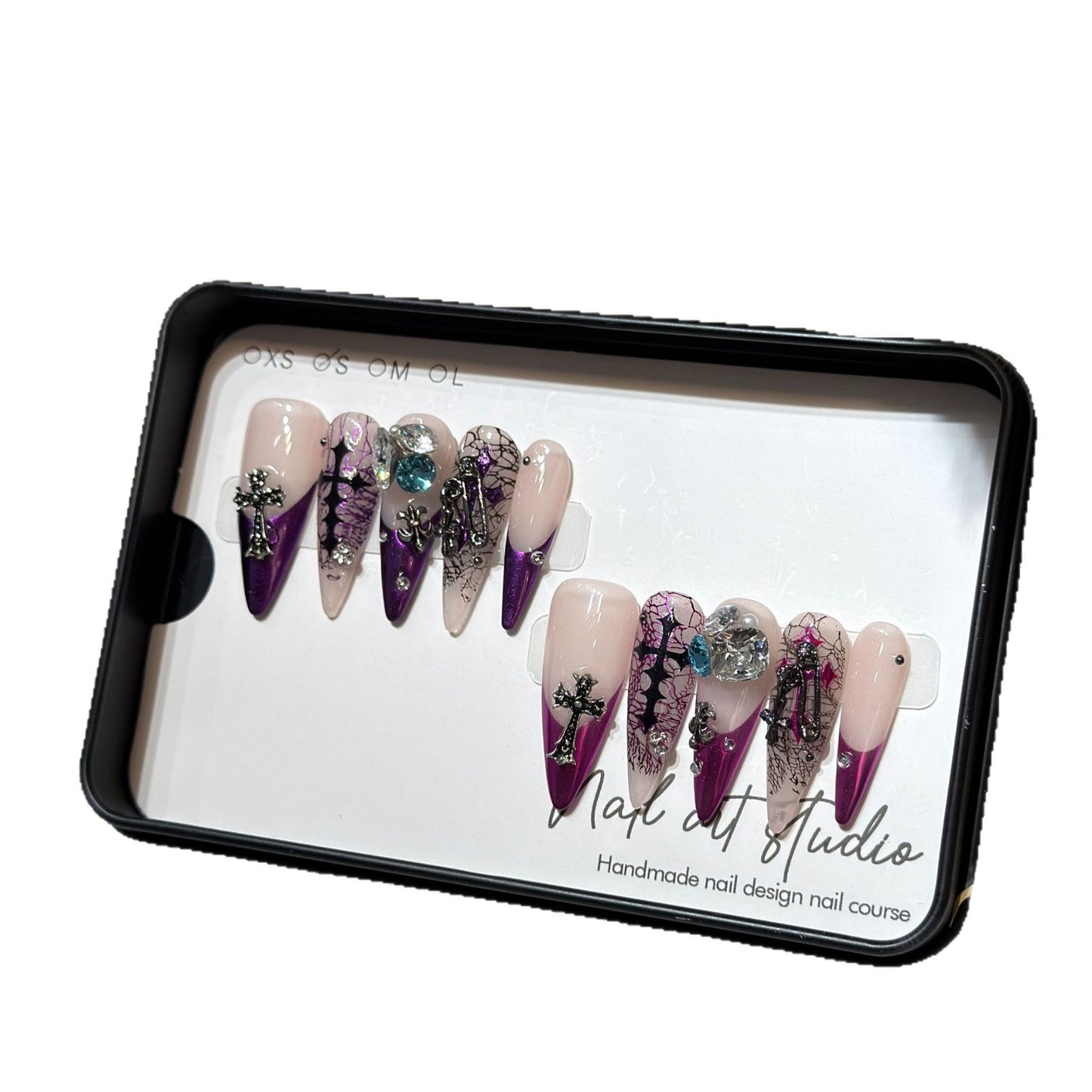 Künstlerisches Stiletto Presse-Nagelset mit einzigartigen Blumen- und Edelsteindetails Brehn