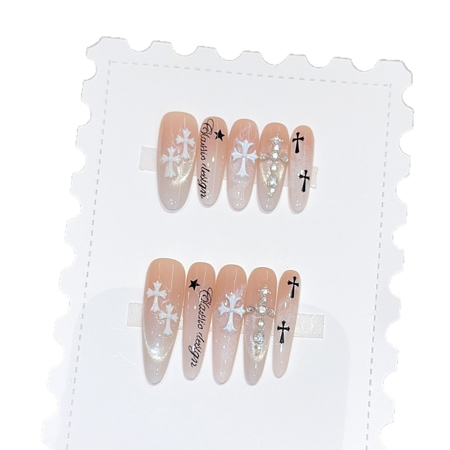 Kunstnagelspitzen mit Kreuz- und Glitzermotiven Brehn