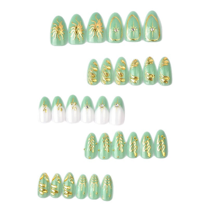 Kunstnägel mit Elegantem Golddesign Brehn