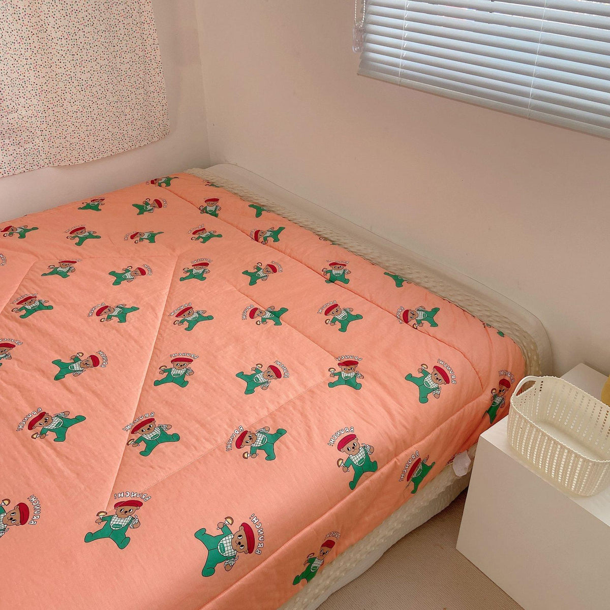 Kuschelige Baby-Steppdecke mit Minky-Fleecekante und niedlichem Hasen-Print