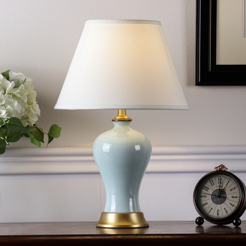 Elegante Keramik Tischlampe mit goldenen Akzenten