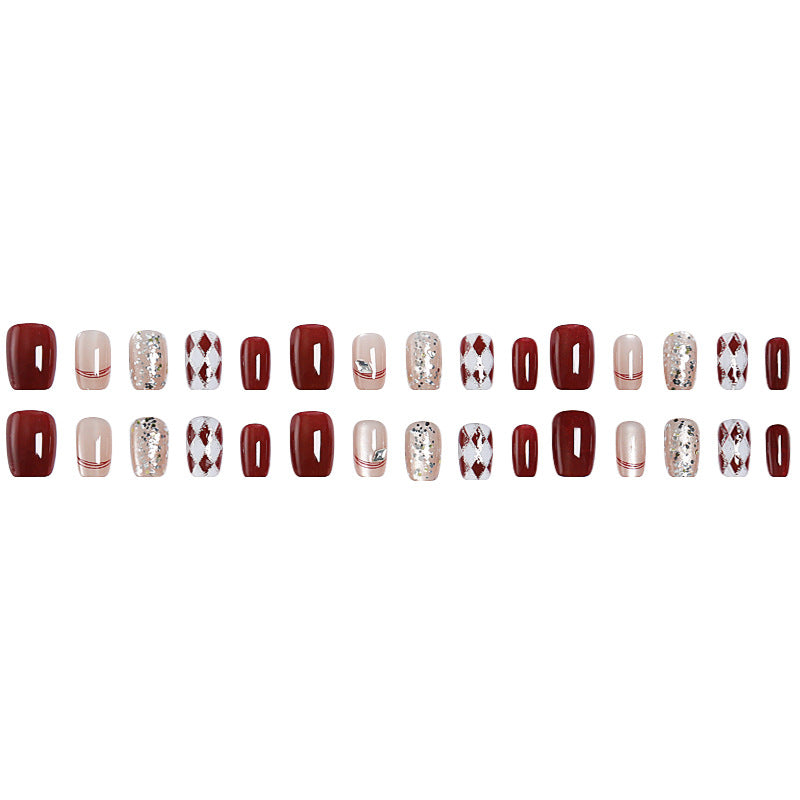 Künstliche Nagelspitzen mit glamourösen Details Brehn