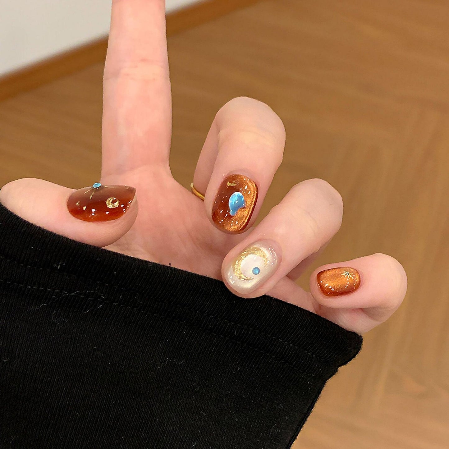 Kunstnägel mit Glamourösem Metallic-Effekt Brehn