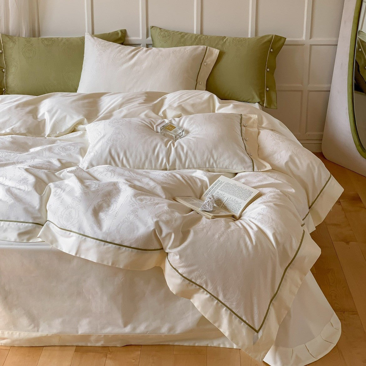 Luxuriöses Baumwollsatin-Bettwäscheset mit Damast-Jacquard und Kontrastpaspel