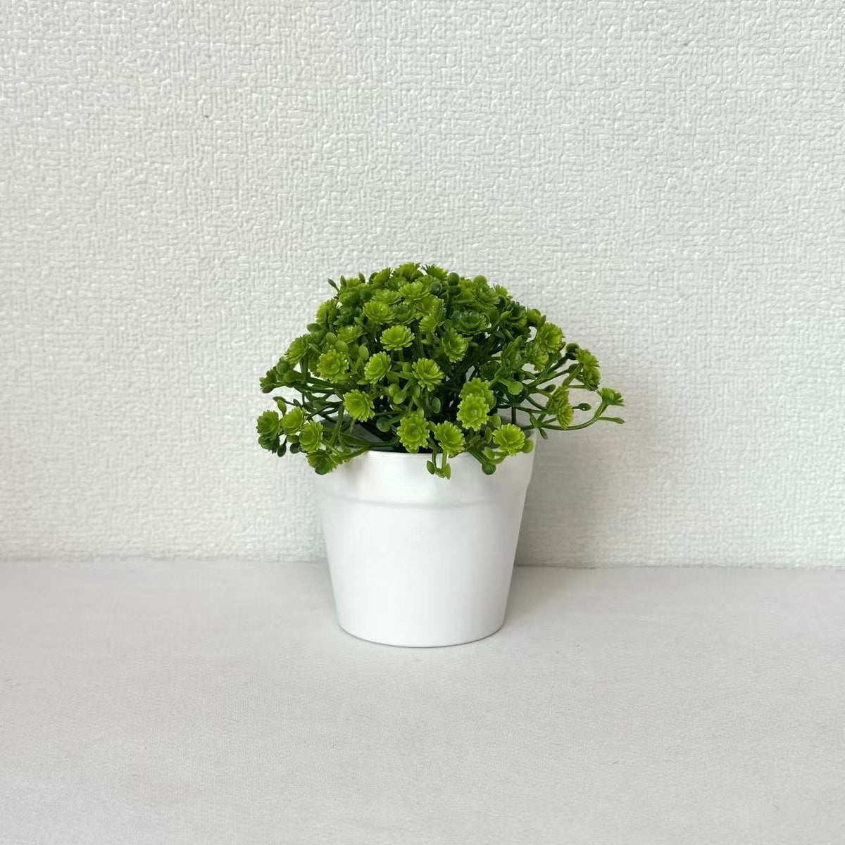 Miniatur Arrangement mit künstlichen Blumen im Topf