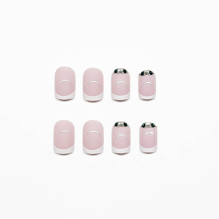 Kunstnagelset mit elegantem französischen Design und glitzernden Akzenten Brehn