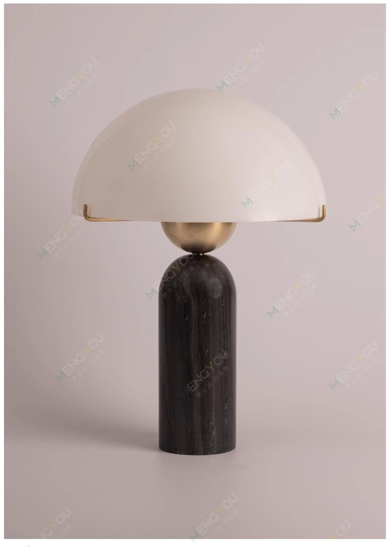 Zeitgenössische Tischlampe mit Kuppelschirm