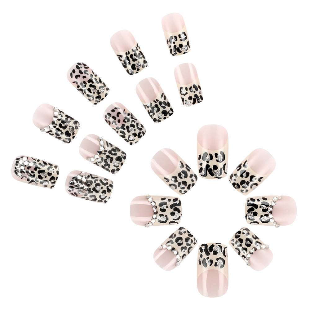 Dekorative Nagelkunst mit Strass Brehn