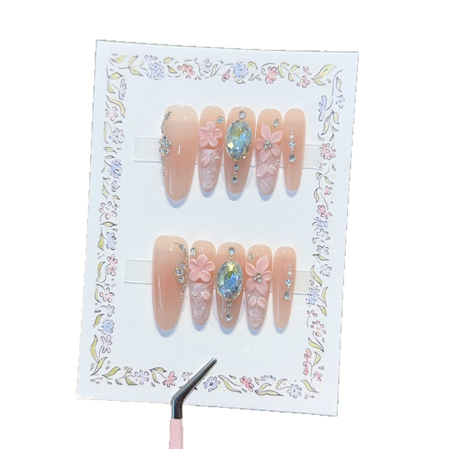 Künstliche Kunstnägel mit Floralen Verzierungen und Glitzerdetails Brehn