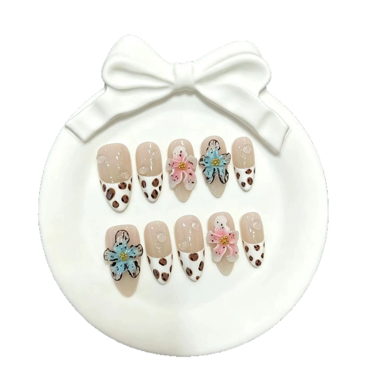 Künstlerisches Press-On-Nagelset mit floralem und tierischem Akzent
